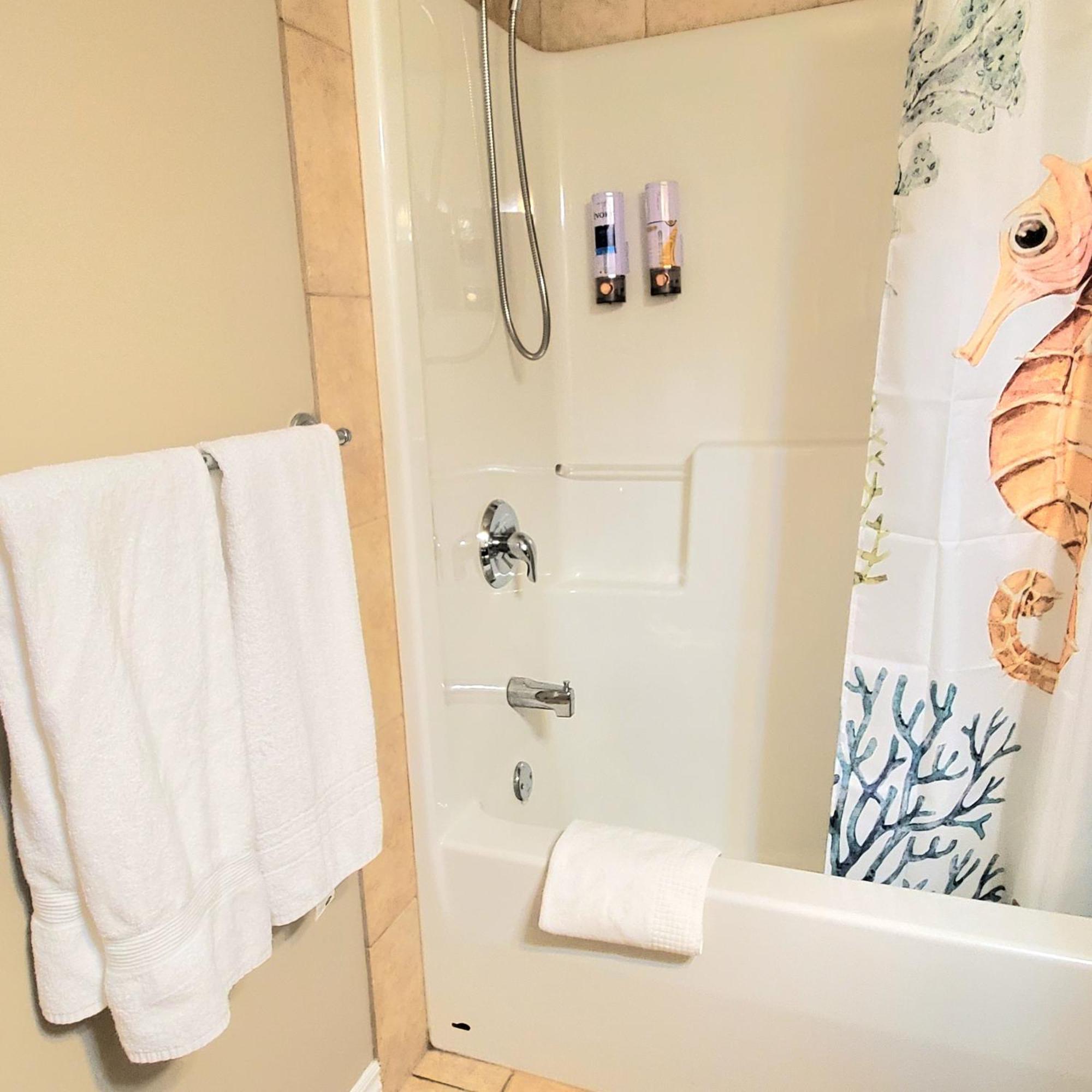 Private 2 Bedrooms Suite Near Hwy 1, Cultus Lake, Heritage Park, Fishing, Coliseum Чилиуак Стая снимка